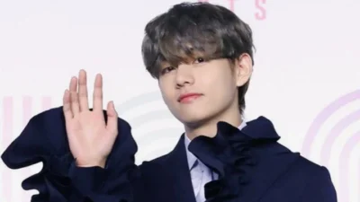 V BTS Jadi Sorotan Usai Pose Ala Karakter Jujutsu Kaisen Saat Konser di Jepang