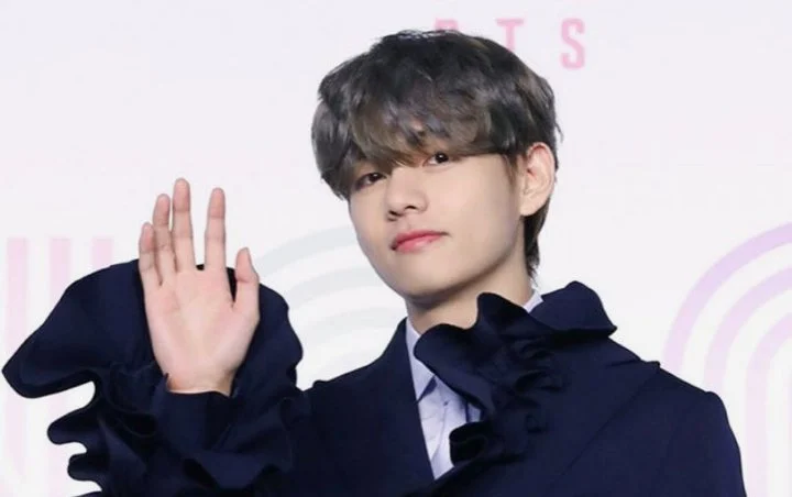 V BTS Jadi Sorotan Usai Pose Ala Karakter Jujutsu Kaisen Saat Konser di Jepang
