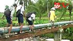 Viral! video siswa Medan Seberangi Sungai Deli Pakai Pipa Air, Geger Netizen