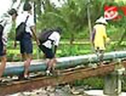 Viral! video siswa Medan Seberangi Sungai Deli Pakai Pipa Air, Geger Netizen